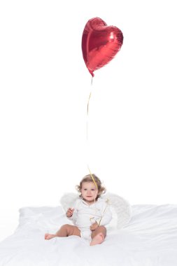 Bebek Melek kanatları ve üzerinde beyaz izole kalp balon tutan yağmur bulutu