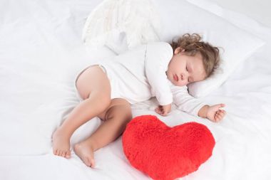 beyaz izole kalp, yatakta uyumak ile küçük bebek