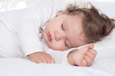 yatakta uyuyan küçük bebek kız