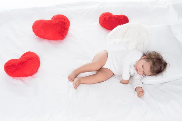 Angelito Con Alas Acostado Cama Con Corazones — Foto de Stock