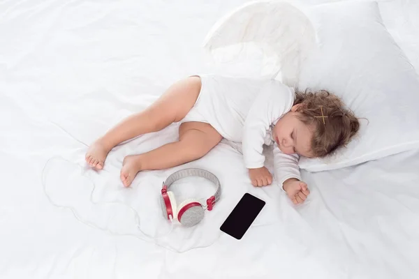 Little Angel Wings Lying Bed Headphones Smartphone — Stock Photo, Image