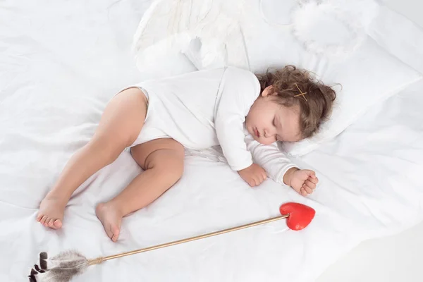 Pequeño Cupido Con Alas Durmiendo Cama Con Flecha —  Fotos de Stock