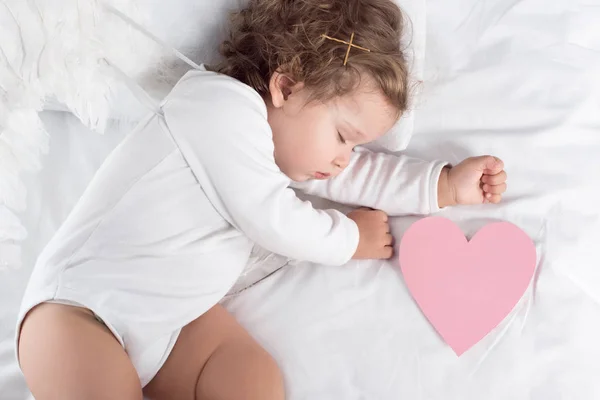 Bovenaanzicht Van Weinig Cherub Met Vleugels Liggend Bed Met Hart — Stockfoto