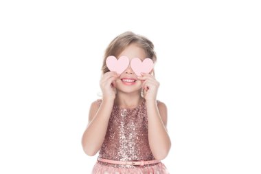 iki kalp tutan çocuk gülümseyen, üzerinde beyaz izole