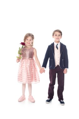 Elele ve holding kız beyaz izole çiçek gül ise kameraya gülümseyen güzel küçük çocuklar 