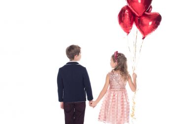 Dikiz kalp ile çok güzel küçük çocuklar üzerinde beyaz izole el ele tutuşarak balon şeklinde 