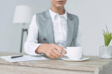 gri izole Kupası alarak işkadını kırpılmış görüntü