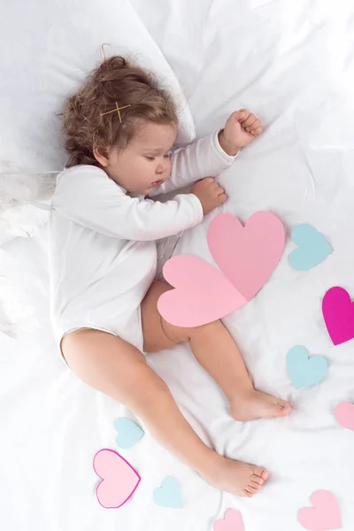 Vista Superior Bebê Deitado Cama Com Corações — Fotografia de Stock