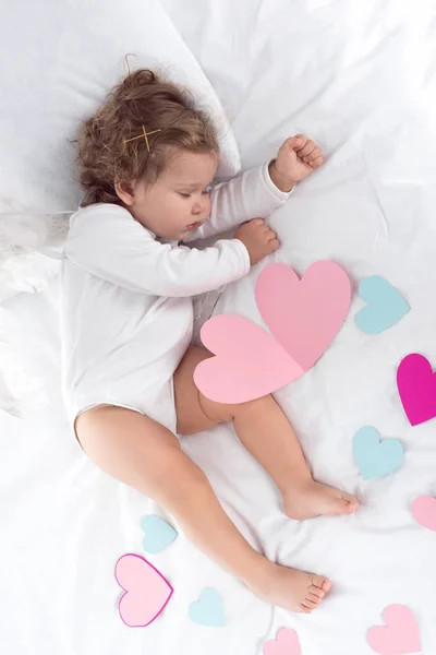 Vista Dall Alto Del Piccolo Bambino Sdraiato Sul Letto Con — Foto Stock