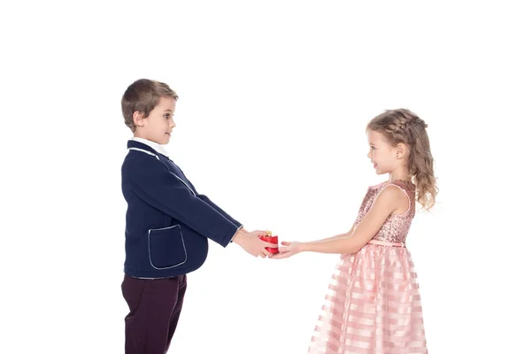 Seitenansicht Der Entzückenden Stilvolle Kinder Halten Herzförmige Geschenkbox Isoliert Auf — Stockfoto