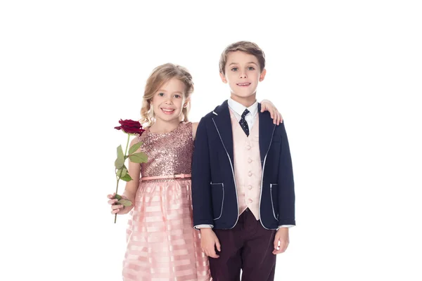 美丽的小孩子拥抱和微笑的摄像头 而女孩抱着玫瑰花隔离白色 — 图库照片