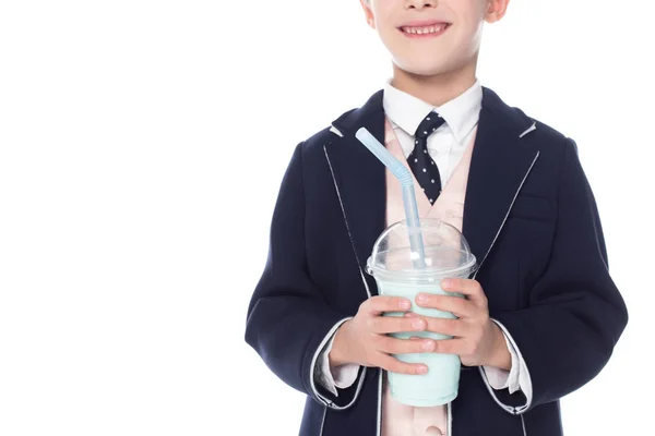 Recortado Disparo Sonriente Niño Traje Sosteniendo Batido Taza Plástico Aislado — Foto de stock gratis