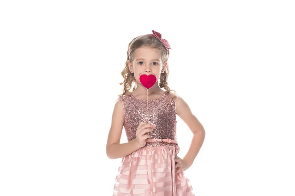 Очаровательный Маленький Ребенок Розовом Платье Держа Красное Сердце Палочке Глядя — стоковое фото