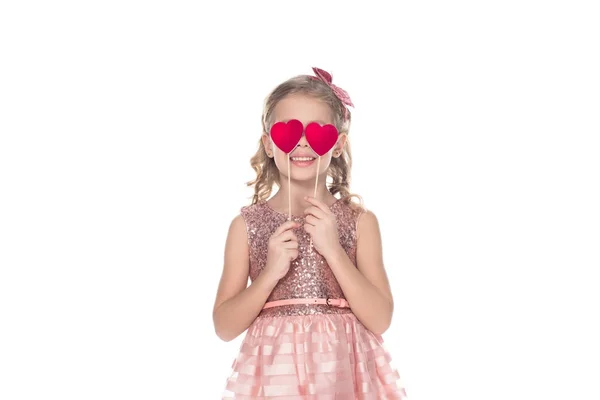 Hermoso Niño Sonriente Vestido Rosa Sosteniendo Corazones Rojos Palos Aislados — Foto de stock gratuita