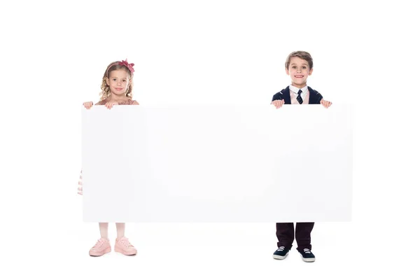 Crianças Bonitos Segurando Banner Branco Sorrindo Para Câmera Isolada Branco — Fotografia de Stock