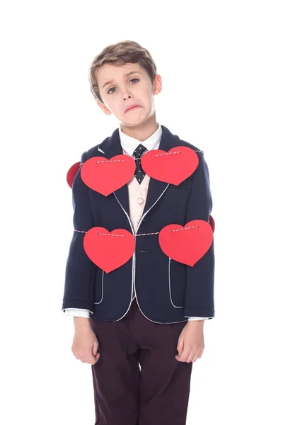 Niño Molesto Traje Permaneciendo Atado Con Cuerda Corazones Rojos Mirando — Foto de stock gratuita