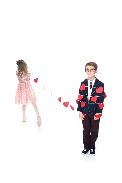 Милая Маленькая Девочка Связывая Мальчика Очках Веревкой Красные Сердца Изолированы — Бесплатное стоковое фото