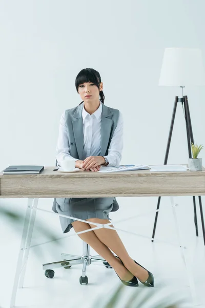 Beautiful Businesswoman Sitting Table Looking Camera Gray — Free Stock Photo