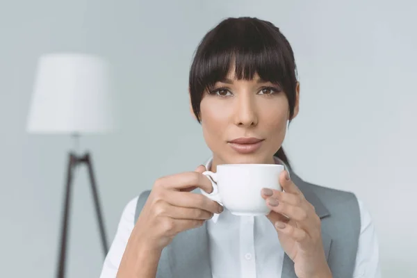 Atractiva Mujer Negocios Bebiendo Café Mirando Cámara Aislada Gris — Foto de Stock