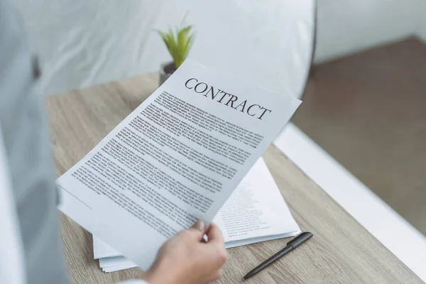 Imagen Recortada Mujer Negocios Celebración Contrato —  Fotos de Stock