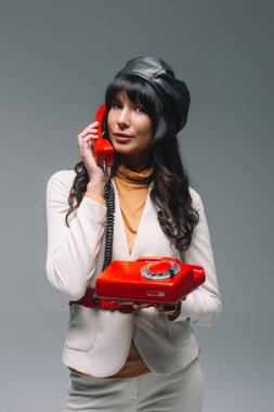 gri izole kırmızı telefon hattı telefonla konuşurken beyaz elbiseli çekici esmer kadın