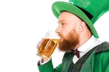 Leprikon kutluyor St patricks günü ve bira, beyaz izole içmek