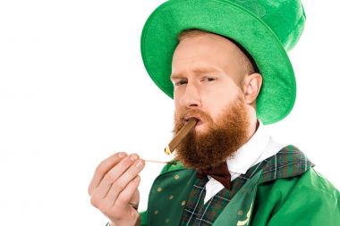sakallı adam yeşil kostüm ve puro sigara ve üzerinde beyaz izole kamera seyir şapka