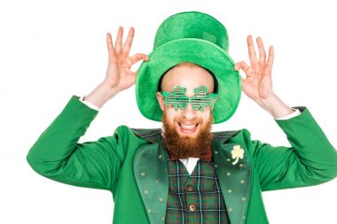 mutlu sakallı adam yeşil kostüm ve şapka gülümseyen izole beyaz, st patricks günü kavramı