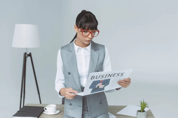 Businesswoman Reading Newspaper Isolated Gray — Free Stock Photo