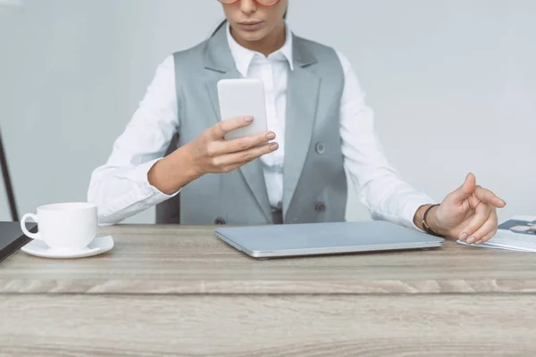 Abgeschnittenes Bild Einer Geschäftsfrau Die Ihr Smartphone Isoliert Grau Betrachtet — Stockfoto