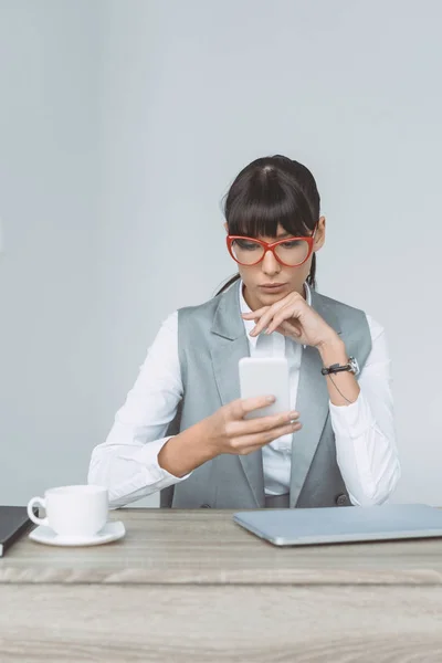 Geschäftsfrau Blickt Vereinzelt Auf Smartphone Grau — Stockfoto