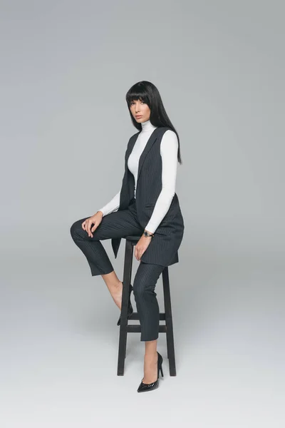 Atractiva Mujer Morena Sentada Silla Negra Gris — Foto de Stock