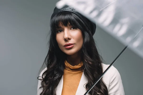 Brune Femme Veste Blanche Debout Avec Parapluie Isolé Sur Gris — Photo gratuite