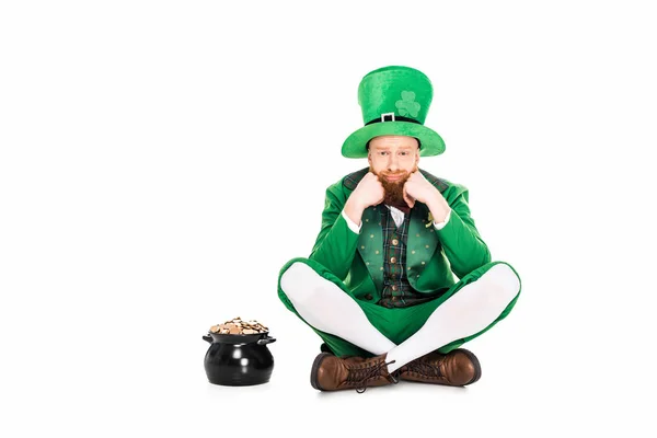 Leprecauno Sconvolto Abito Verde Seduto Pentola Oro Isolato Bianco — Foto Stock