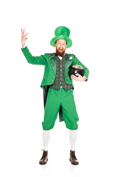 Upphetsad Leprechaun Gestikulerande Och Håller Kruka Med Guld Isolerad Vit — Stockfoto