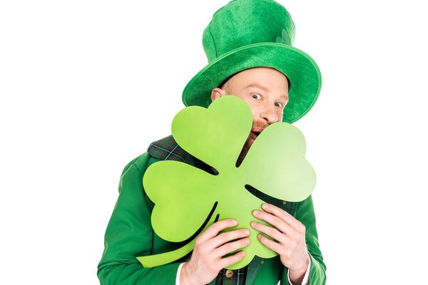 лепрекон в зеленом костюме держа клевер, изолированный на белом
