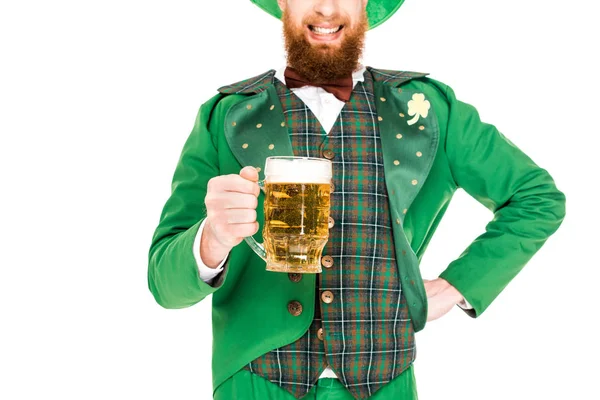 Vista Cortada Duende Celebrando Dia Patricks Com Copo Cerveja Isolado — Fotografia de Stock Grátis