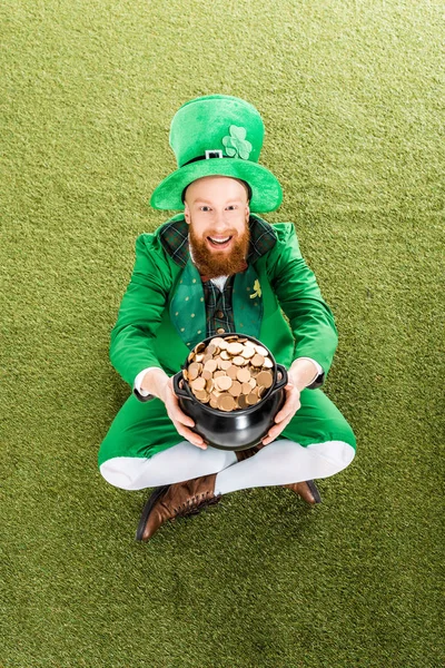 Opgewonden Man Leprechaun Kostuum Met Pot Met Goud Zittend Groen — Stockfoto