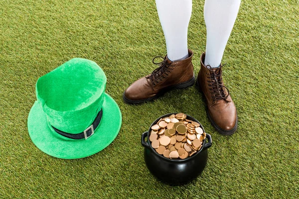 Vista Cortada Duende Com Pote Ouro Chapéu Grama Verde — Fotografia de Stock