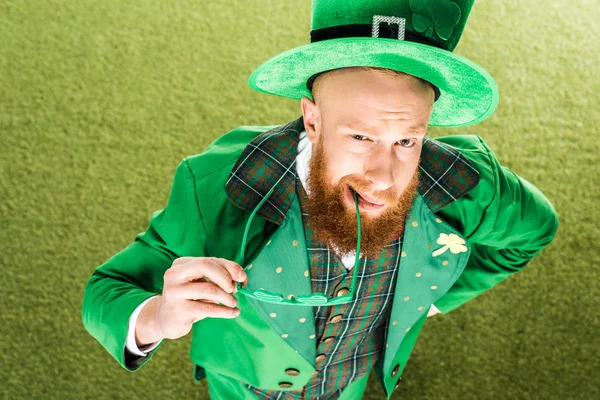 High Angle View Bearded Man Green Costume Holding Clover Shaped — Stock Photo, Image