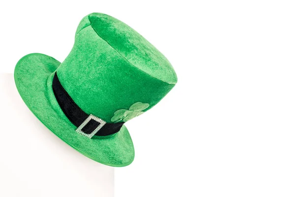 Vista Ravvicinata Cappello Verde Con Trifoglio Isolato Bianco — Foto Stock