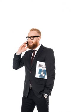 gazete tutan ve üzerinde beyaz izole smartphone cep telefonu ile konuşurken gözlük gülümseyen işadamı