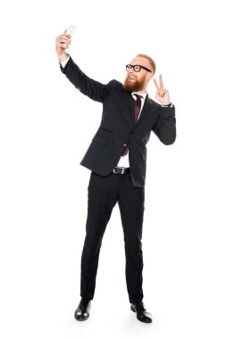 heyecanlı genç iş adamı ile smartphone üzerinde beyaz izole selfie alarak gözlük 