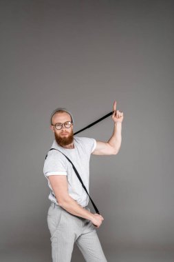pantolon askısı ile oynama ve gri izole kamera arıyorum şık sakallı adam