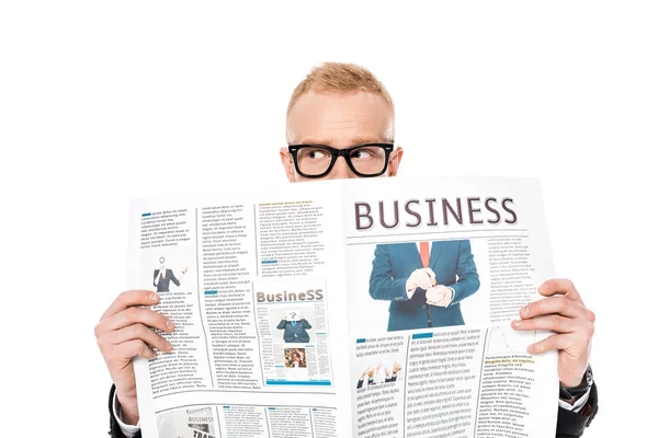 白で隔離ビジネス新聞の後ろに隠れている眼鏡の若い男 — ストック写真