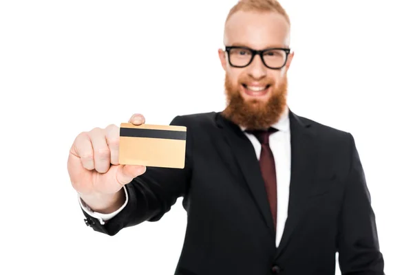 Närbild Stilig Skäggiga Affärsman Glasögon Håller Kreditkort Och Ler Mot — Gratis stockfoto