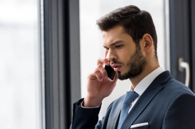 Genç İşadamı Ofiste Akıllı Telefonla Konuşuyor