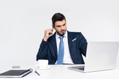 genç işadamı Grey işyerinde dizüstü kullanarak odaklı