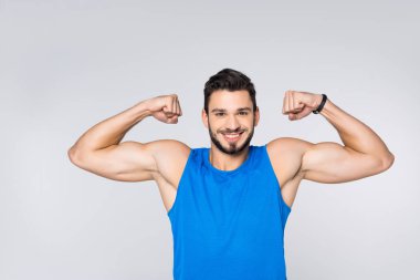mutlu genç adam beyaz izole pazı gösterilen