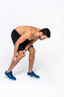 diz ağrısı beyaz ile sportif genç adam